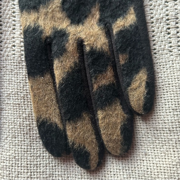 NWOT Leopard Print Gloves, Touch Screen Compatible - One Size - Picture 3 of 10